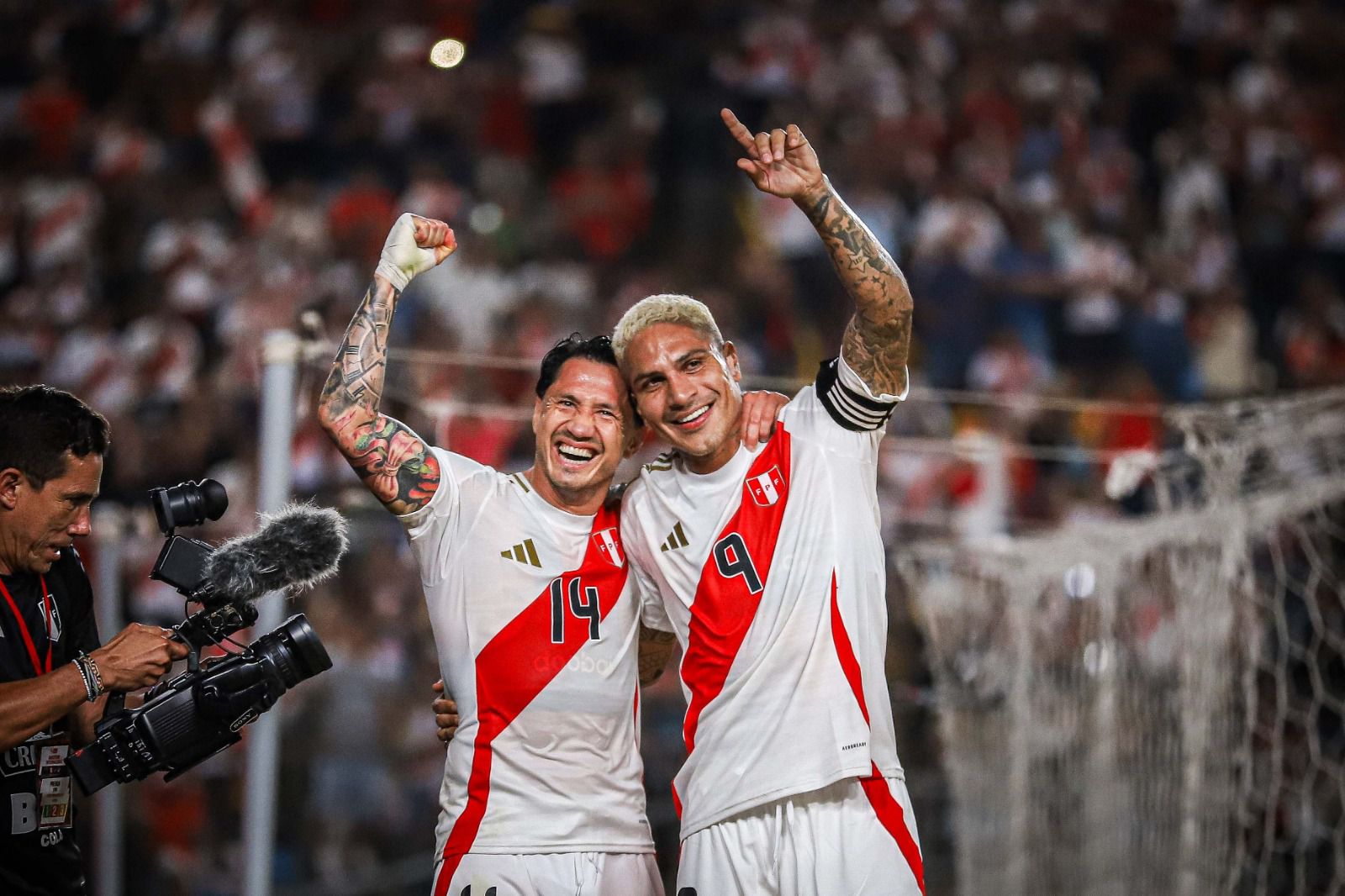 Gianluca Lapadula celebró con Paolo Guerrero su gol en Perú vs República Dominicana. - créditos: FPF