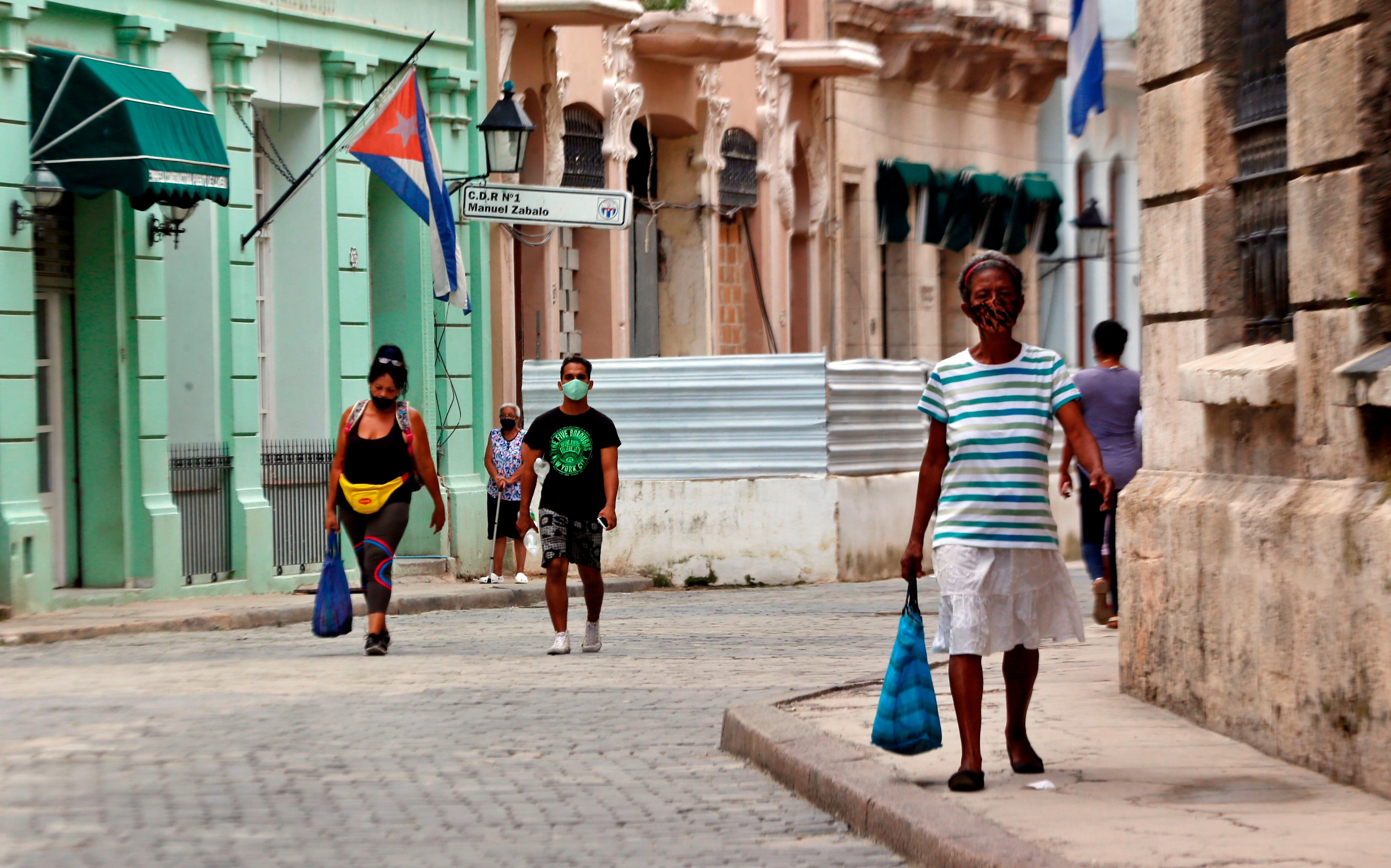 Varias personas con tapabocas caminan por una calle en La Habana (Cuba). Fotografía de archivo. EFE/Ernesto Mastrascusa

