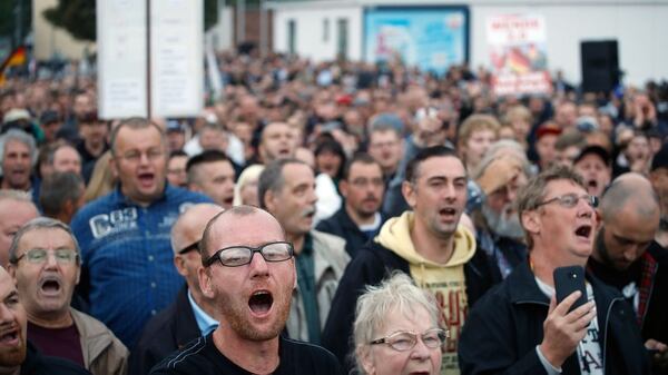 El grupo de extrema derecha “Pro Chemnitz” realiza una protesta en la entrada del estadio de Chemnitz FC (AFP PHOTO / Odd ANDERSEN)