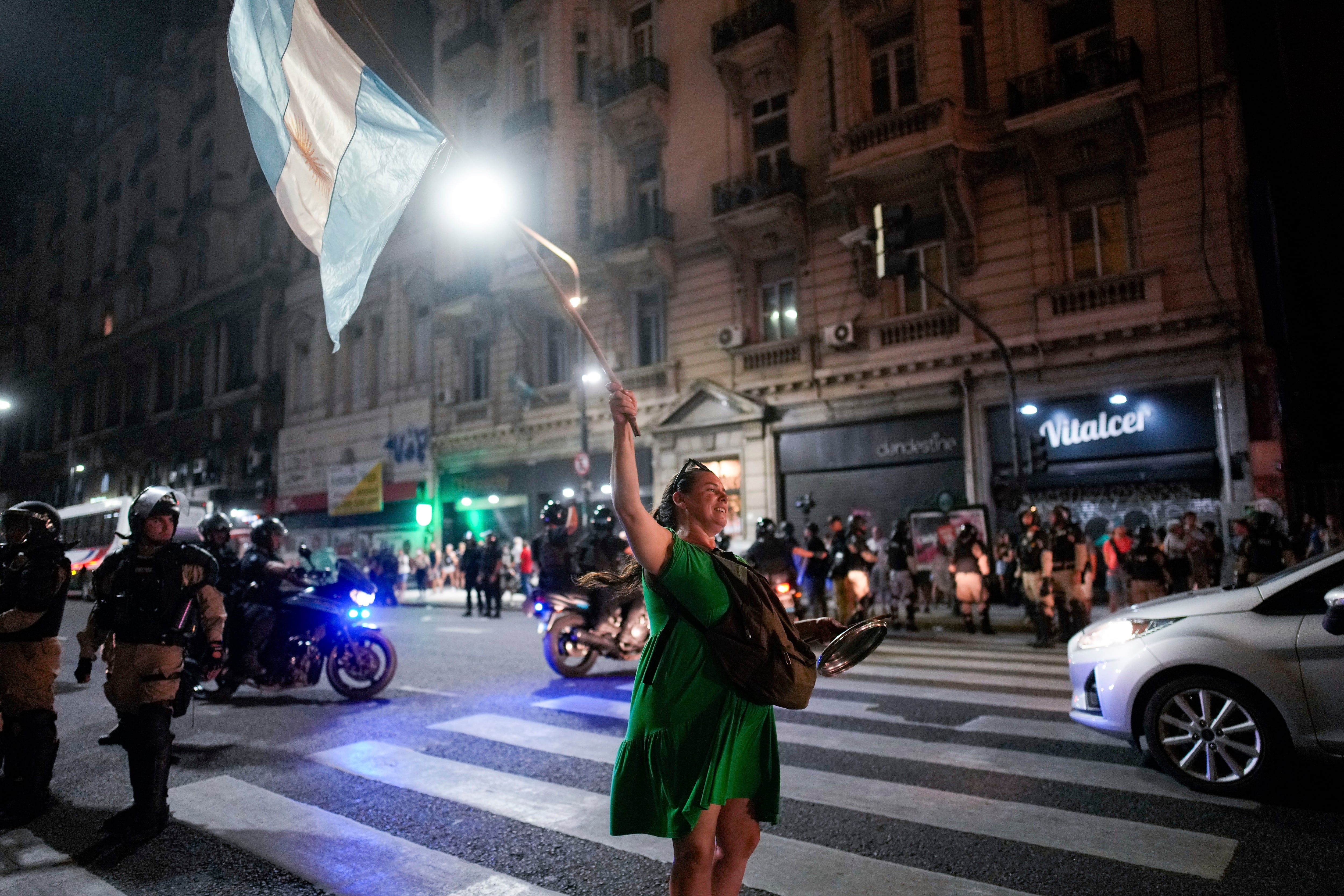 Para las 21, organizaciones sociales convocaron a un cacerolazo nacional contra el gobierno de Javier Milei  (AP Foto/Natacha Pisarenko)