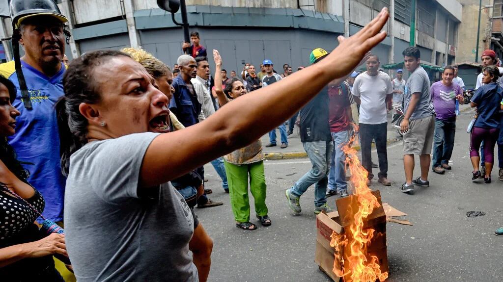 Los venezolanos están cansados de la escasez de alimentos y medicinas (AFP)