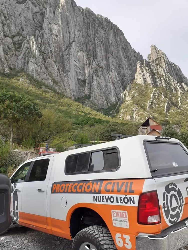 Protección Civil acudió al sitio del accidente para las labores de rescate del cuerpo y auxilio de los sobrevivientes (Foto: Facebook Protección Civil Nuevo León)