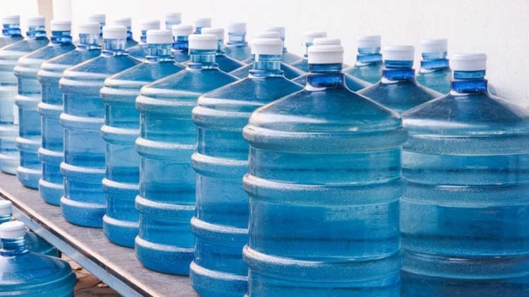 “La mayoría del agua embotellada utiliza envases plásticos que, convertidos en residuos, tienen un grave impacto en la salud y el ambiente”. Foto: Fernando Calzada.