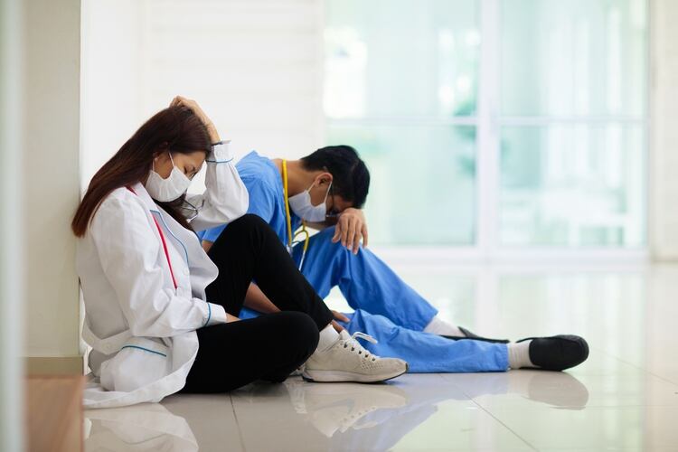 Médicos y enfermeros viven jornadas de trabajo extenuantes en su dura batalla contra la pandemia - Shutterstock