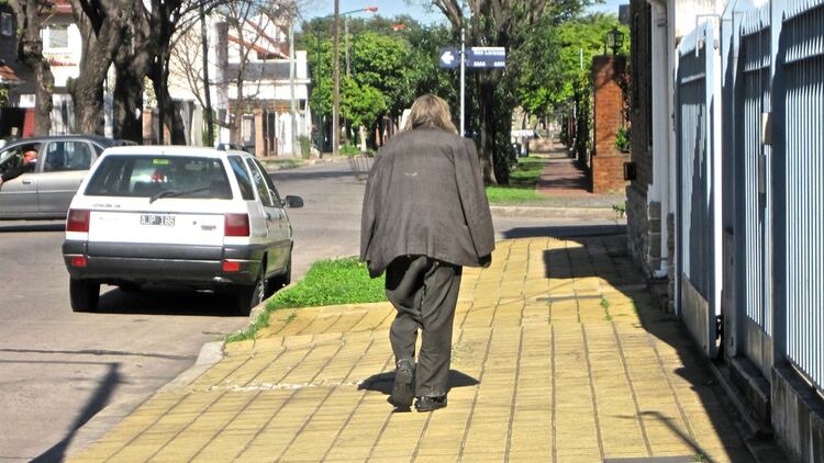 Vicente no pide nada, solo camina por el barrio con su saco sobre los hombros y sin rumbo fijo