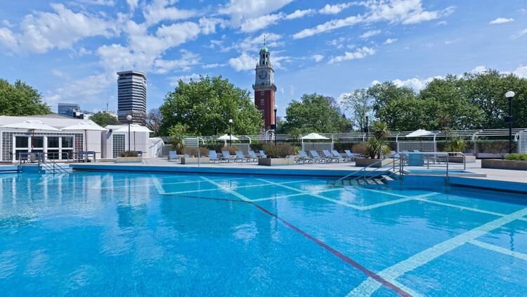 La piscina exterior del hotel tiene vistas a la Torre Monunmental en la Plaza de los Ingleses  (www.espanol.marriott.com)