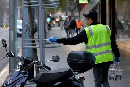 Un trabajador esencial higieniza las superficies en Melbourne, Australia, el 10 de julio de 2020. REUTERS/Sandra Sanders