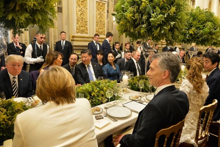 El presidente Mauricio Macri junto a Angela Merkel, Donald Trump, Xi Jinping, Vladimir Putin y Shinzō Abe