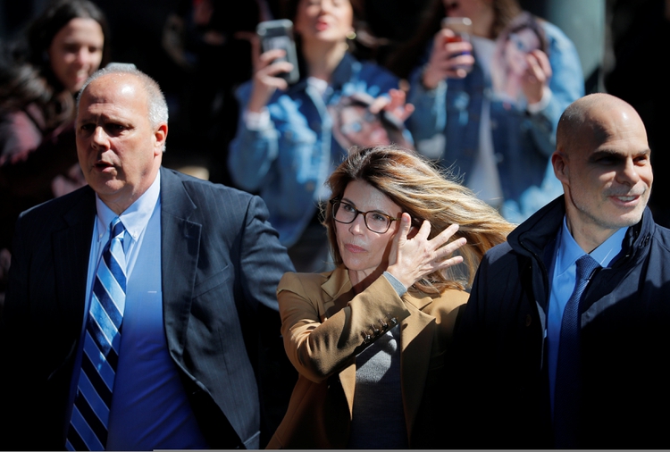 Lori Loughlin ingresa a una corte de Boston, Massachusetts, en abril de 2019. REUTERS/Brian Snyder
