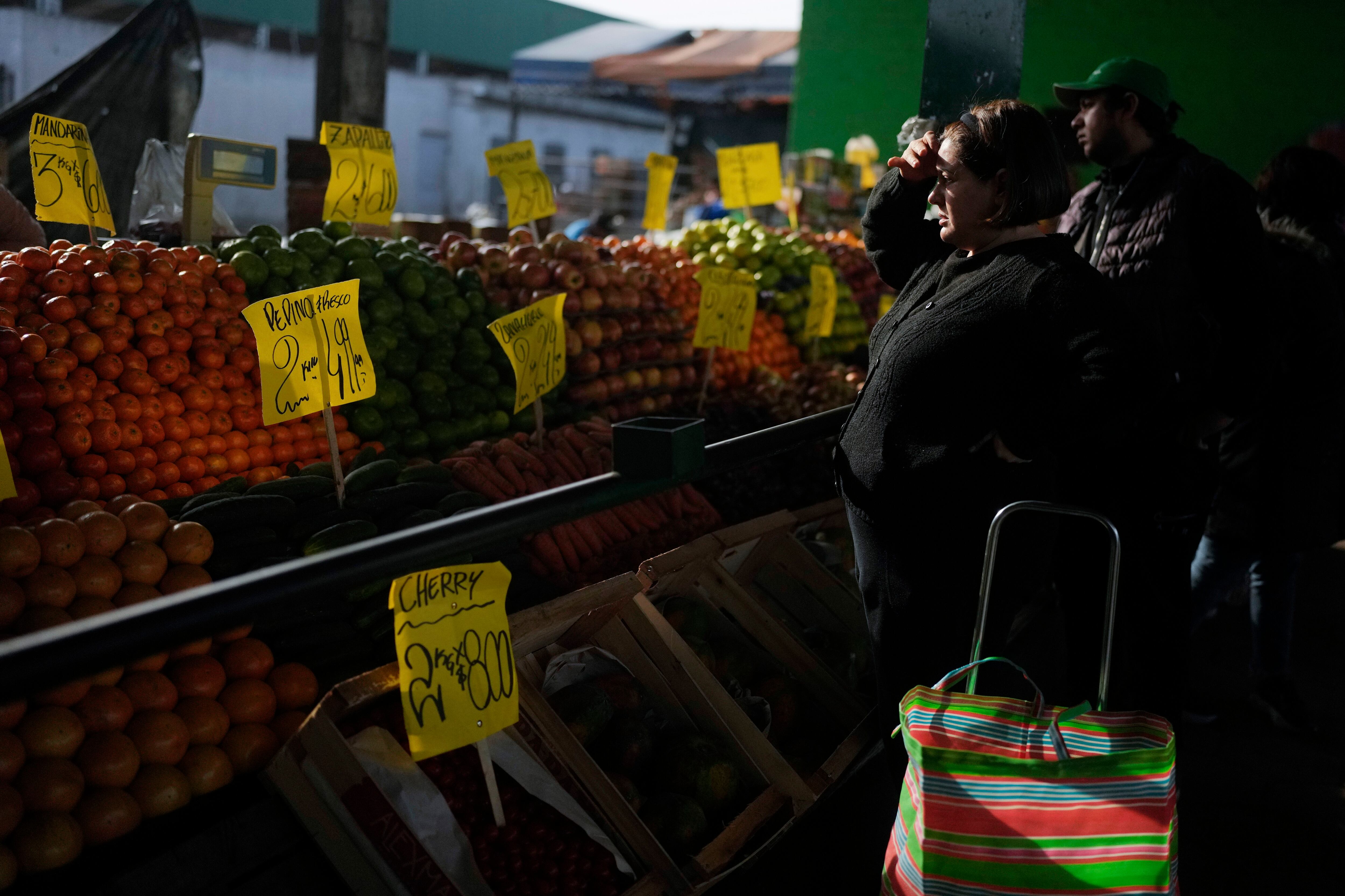 Alimentos y bebidas fue el rubro que más cayó en el consumo en comercios minoristas, según CAME. (AP Foto)