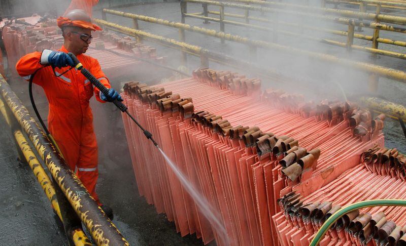 IMAGEN DE ARCHIVO. Un trabajador limpia cátodos de cobre dentro de una planta en la refinería Ventanas de la chilena Codelco, en Ventanas, Chile. Enero 6, 2015.   REUTERS/Rodrigo Garrido