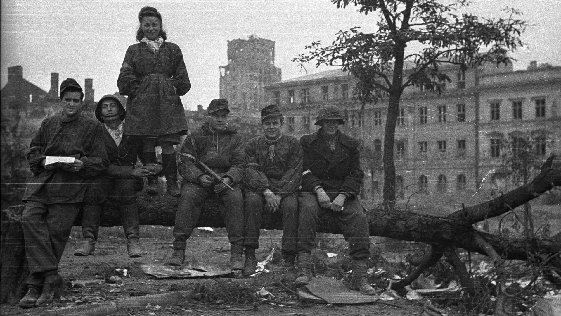 Insurgentes, tras la capitulación del AK (Créditos: Wiesław Chrzanowski y Museo del Levantamiento de Varsovia)