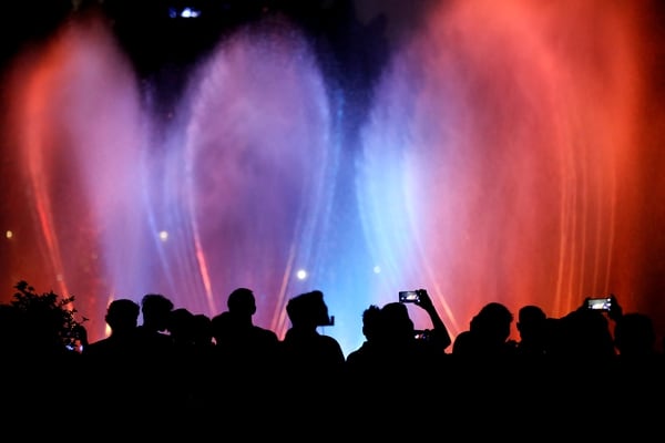 La multitud observa un espectáculo de aguas danzantes en la celebración del año nuevo en Yakarta, Indonesia