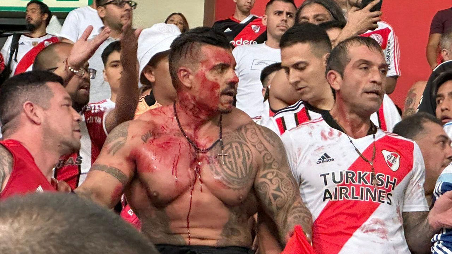 La barra de river se enfrentó con la Policía