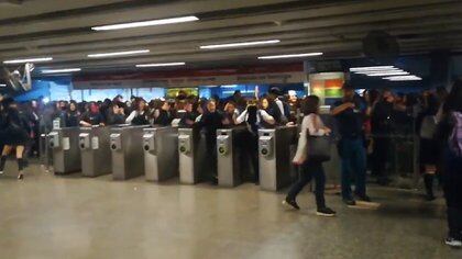 En los días previos al 18 de octubre de 2020, que quedó consignado como el día del "estallido social", los estudiantes iniciaron movilizaciones en diversas estaciones del Metro de Santiago tras darse a conocer un alza en el precio del transporte público