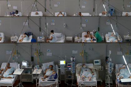 Pacientes internados en un gimnasio improvisado como hospital (AFP)