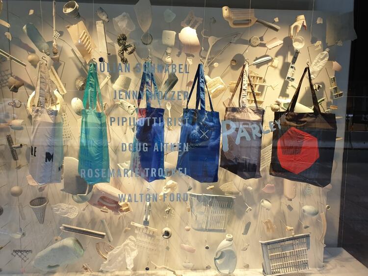 Las carteras exhibidas confeccionadas con plástico reciclado (MoMA)