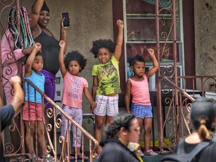 Unos niños muestran su apoyo a una marcha de Black Lives Matter en Tampa, Florida. (Martha Ascencio-Rhine/Tampa Bay Times via AP)