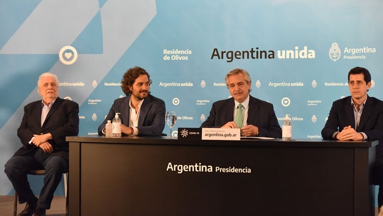 El presidente Alberto Fernández, junto a parte de su gabinete, en la conferencia de prensa realizada en la Quinta de Olivos (Franco Fafasuli)