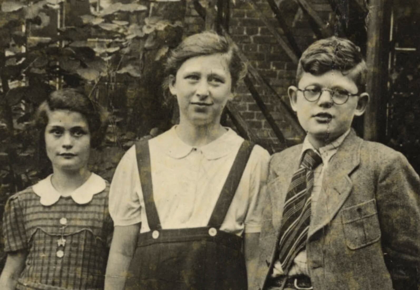 Alfred-Aryeh Mayer (der.) y su hermana Ilse (izq.) en Ratibor: su padre no sobrevivió a Auschwitz y él luchó por la independencia de Israel. (Yad Vashem)