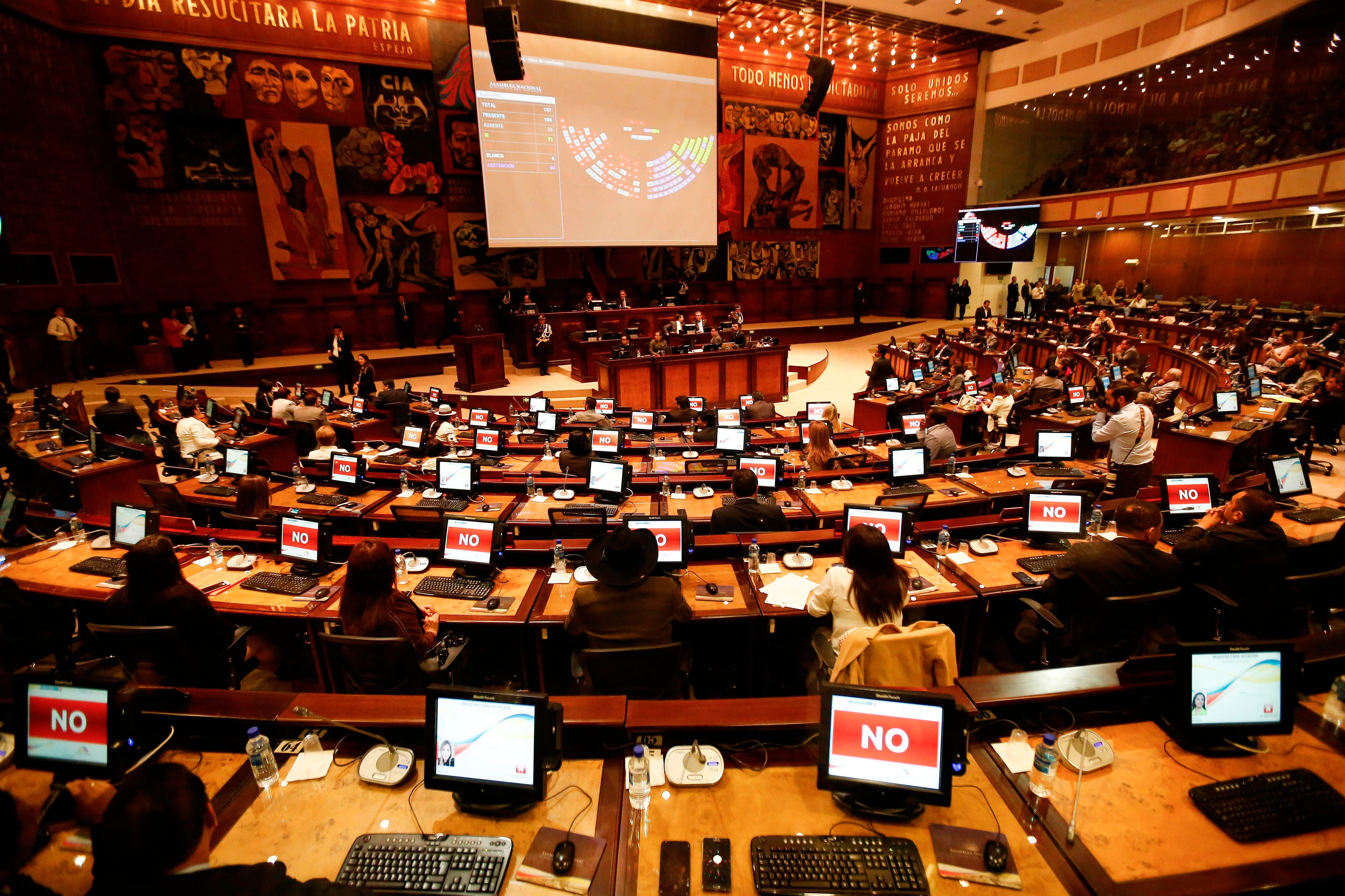 El parlamento ecuatoriano, en una votación de 2021 sobre reformas al código monetario para "defender la dolarización"
EFE/José Jácome/Archivo
