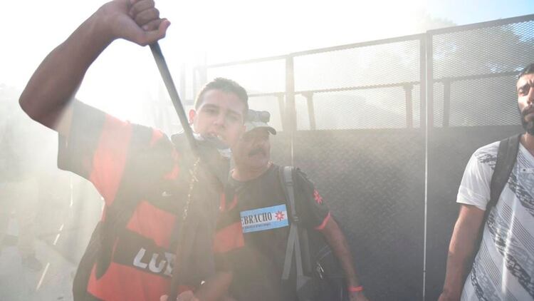 Los manifestantes marcharon a la embajada norteamericana