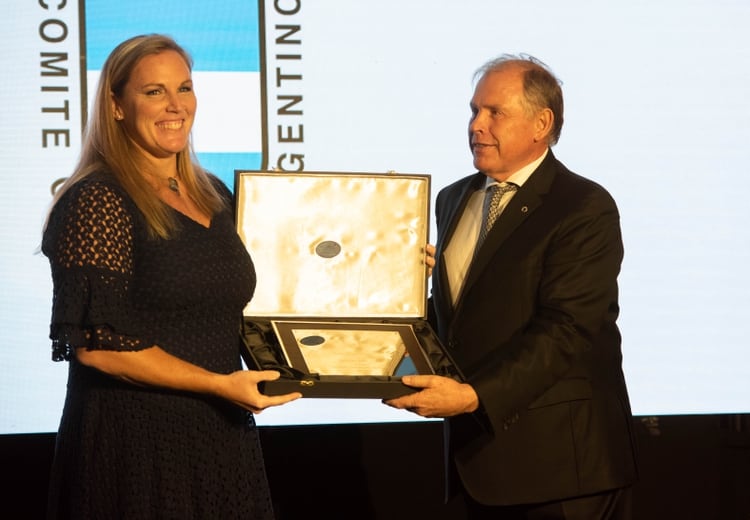 Jennifer Dahlgren recibe el premio de Gerardo Werthein en La Rural