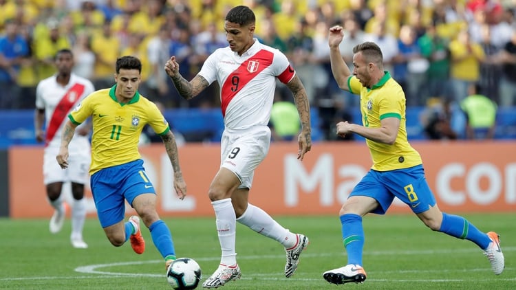 Paolo Guerrero conduce y es perseguido por los brasileños del Barcelona, Philippe Coutinho y Arthur (REUTERS/Henry Romero)