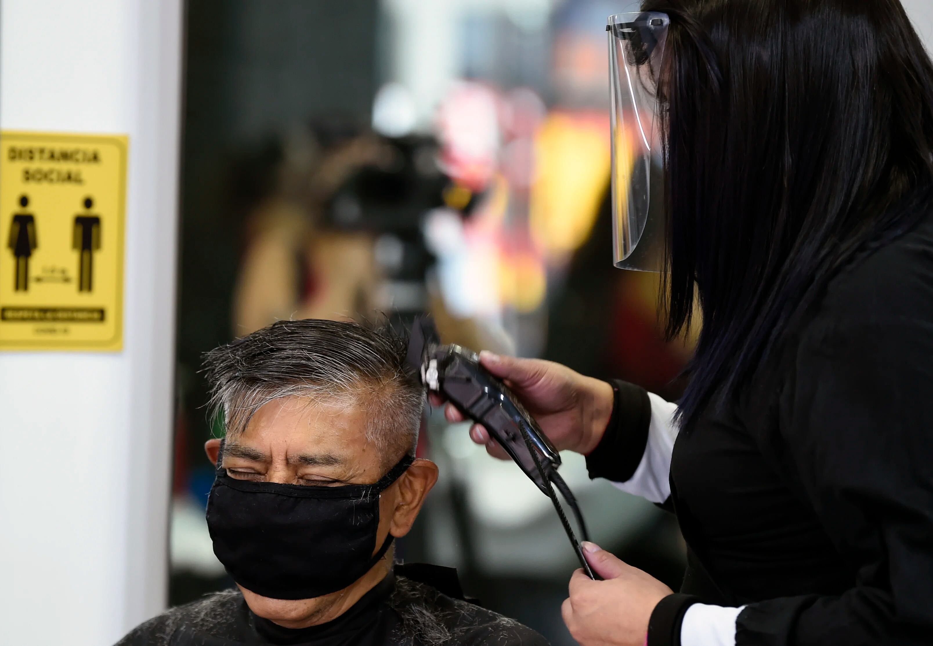 Un cliente se corta el pelo en un salón de belleza, durante la pandemia COVID-19, en la Ciudad de México el 29 de junio de 2020. (Foto: ALFREDO ESTRELLA / AFP)
