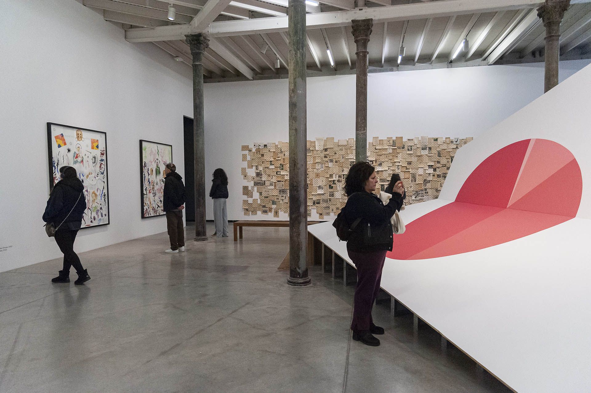 Al frente, la obra de Alicia Herrero y al fondo, de La Chola Poblete y Mauro Giaconi (Foto: Patricio Pidal)