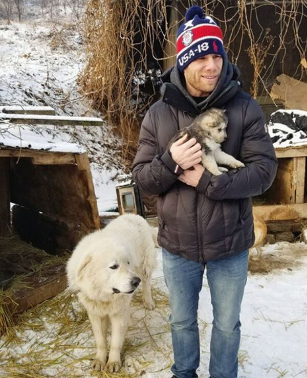 Matt, pareja del atleta Gus Kenworthy, participó en el rescate de perros en Corea del Sur