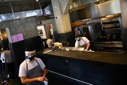 Los restaurantes abrieron con el 30% de su capacidad. (Foto: Reuters)