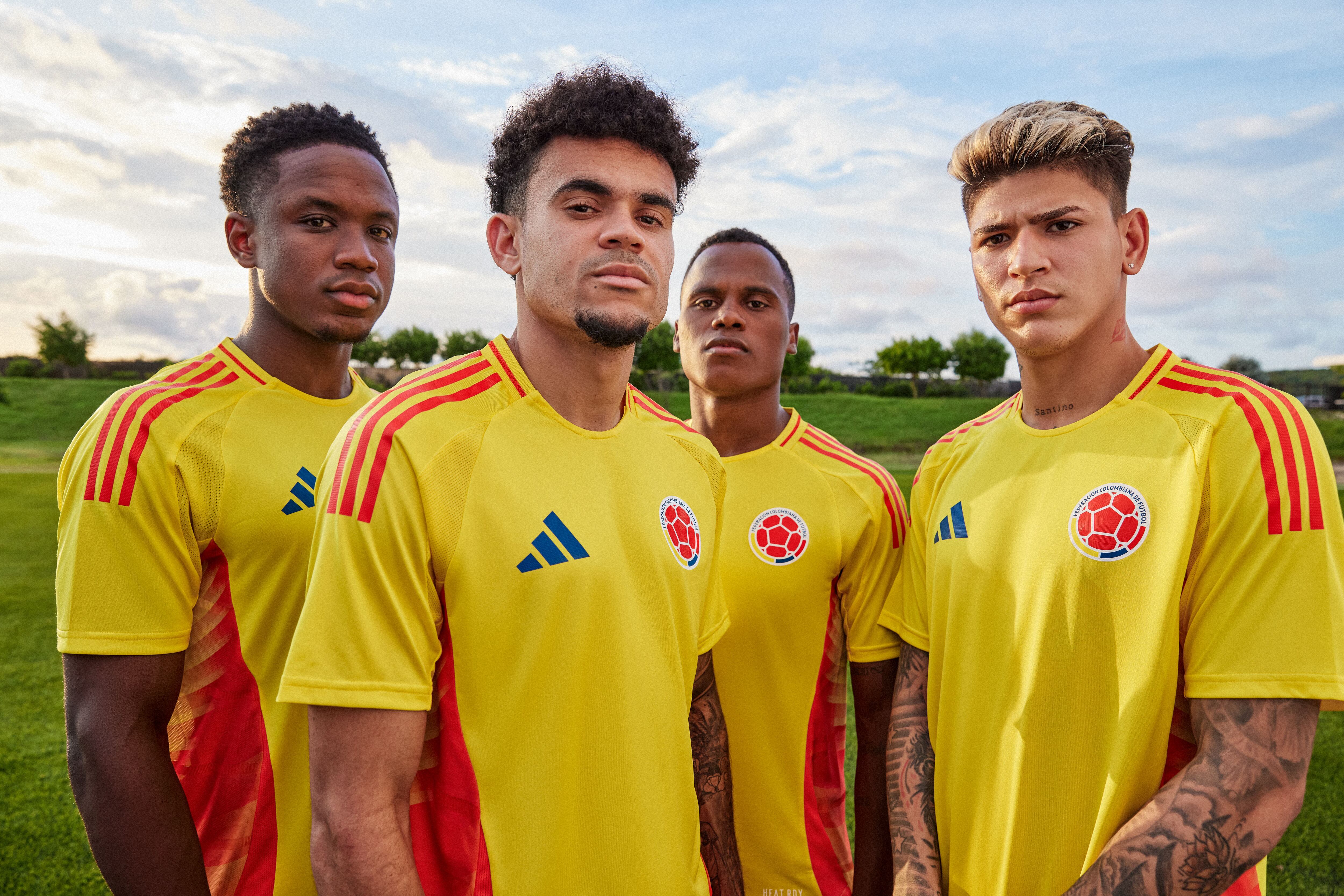 Nueva camiseta de la selección Colombia vestida por Luis Díaz, Jhon Arias, Luis Sinisterra y Jorge Carrascal - crédito Adidas