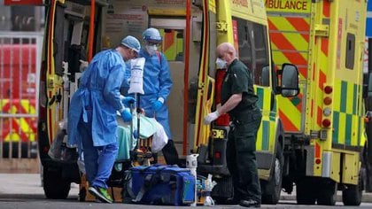 Los médicos transportan a un paciente desde una ambulancia al Royal London Hospital mientras continúa la propagación de la enfermedad por coronavirus (COVID-19) en Londres, Gran Bretaña, 1 enero 2021.
REUTERS/Hannah McKay