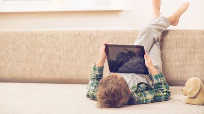 El tiempo que pasan los niños frente a pantallas incide directamente en su bienestar físico (Shutterstock)