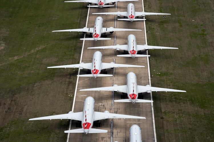 Aviones de American Airlines aparcados en las pistas del Aeropuerto Internacional de Tulsa, Oklahoma, EEUU. 23 marzo 2020. REUTERS/Nick Oxford
