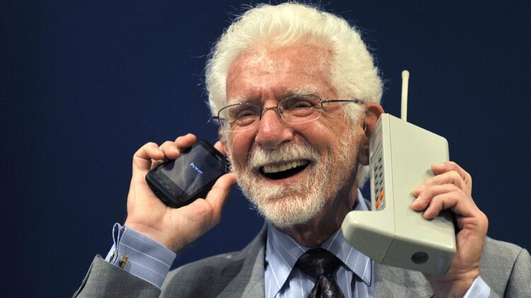 El ingeniero estadounidense Martin Cooper con un Motorola DynaTAC ( (el primer teléfono celular) y el modelo más reciente de la empresa en 2009. (Foto: Reuters – Archivo)
