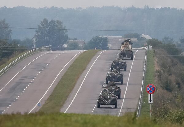 Unidades del ejército ucraniano rumbo a la zona rebelde (Reuters)