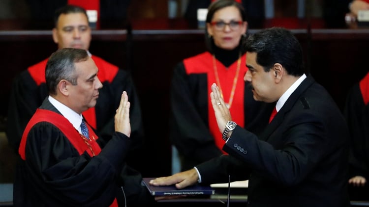 Nicolás Maduro juramentó ante Maikel Moreno (Reuters)