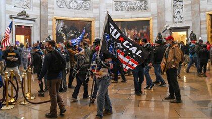 Seguidores de Trump tras ingresar por la fuerza en el Congreso de los Estados Unidos (Saul LOEB / AFP)