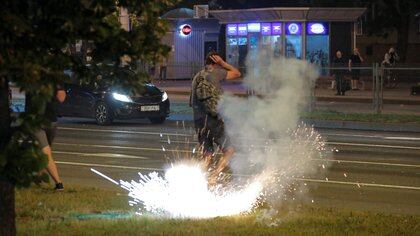Un petardo explota a los pies de uno de los manifestantes (REUTERS / Vasily Fedosenko)