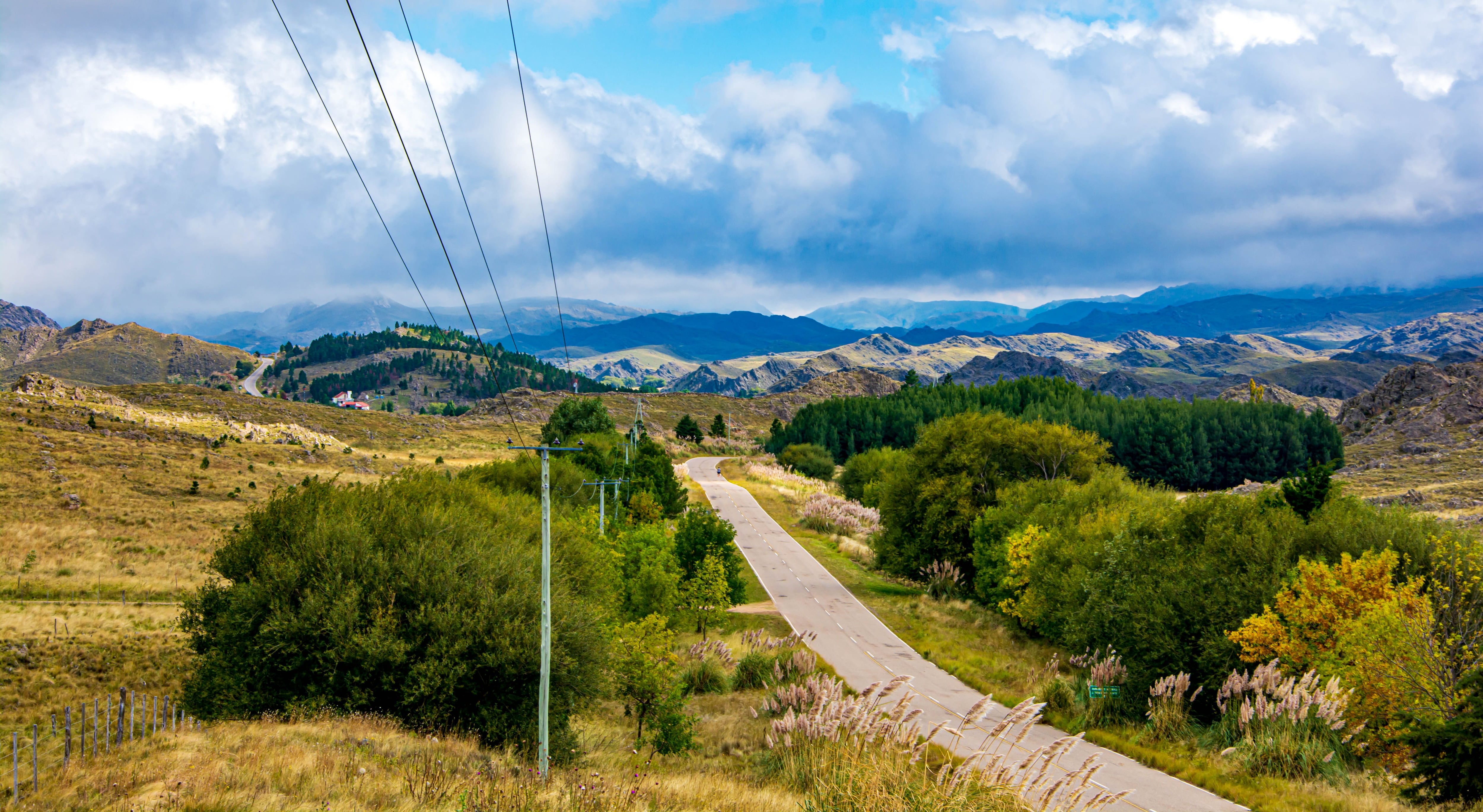Una vista panorámica de la ruta que conduce al pueblo más alto de la región de Cuyo, rodeado de pintorescos paisajes