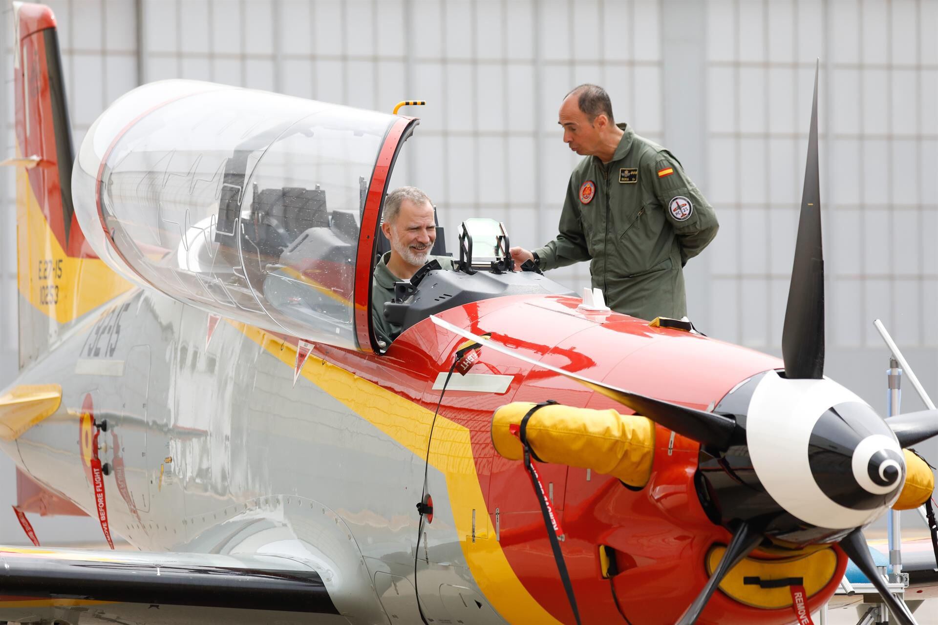 VÍDEO: El Rey Felipe VI realiza un vuelo simulado y se sube a bordo de una aeronave 'Pilatus' durante su visita a la AGA