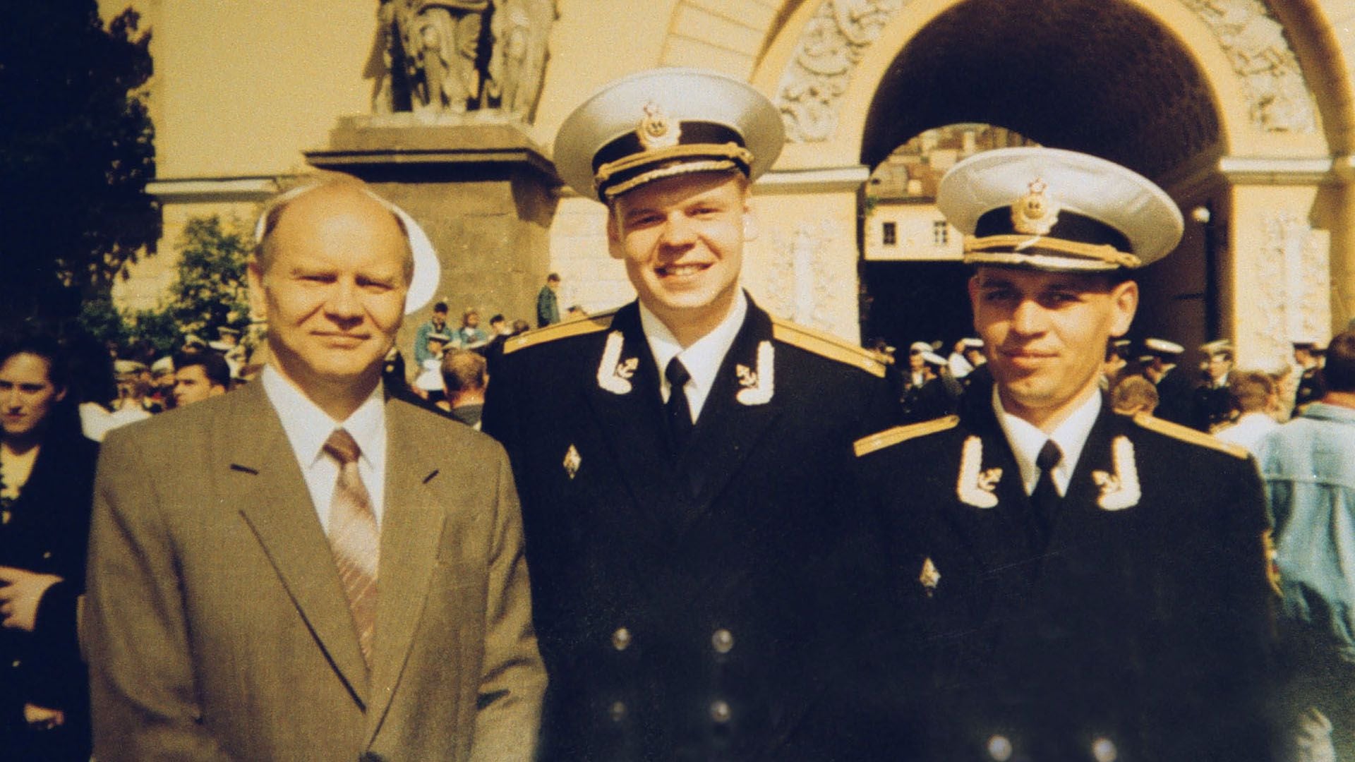 El teniente capitán Dmitry Kolesnikov, en el centro, junto a su padre Roman y un compañero de la marina. Kolesnikov fue uno de los 118 marinos que murieron en la tragedia del Kursk (Photo by Wojtek Laski/Getty Images)