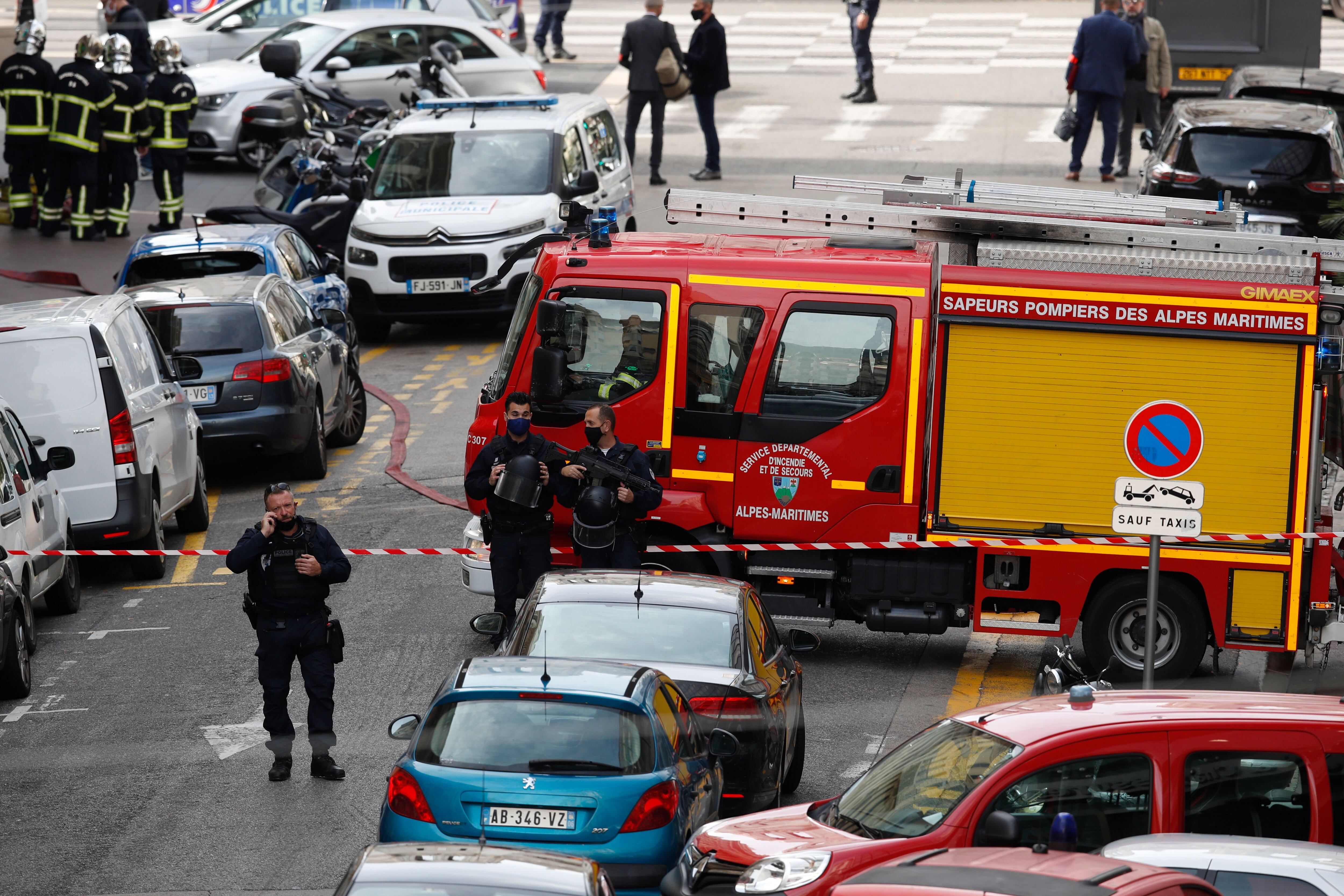 Imagen de archivo de una intervención de bomberos franceses. EFE/EPA/SEBASTIEN NOGIER