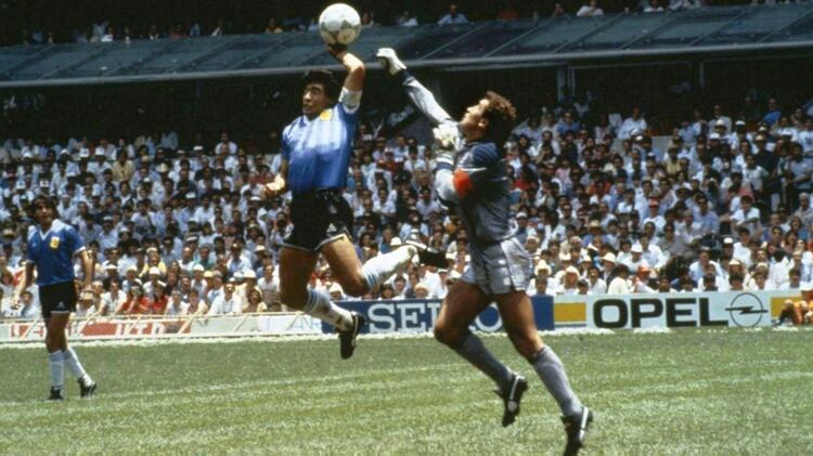 La polÃ©mica jugada de Diego Maradona conocida como la Mano de Dios, en la que metiÃ³ un gol tocando el balÃ³n con la mano, que el Ã¡rbitro dio por legal.