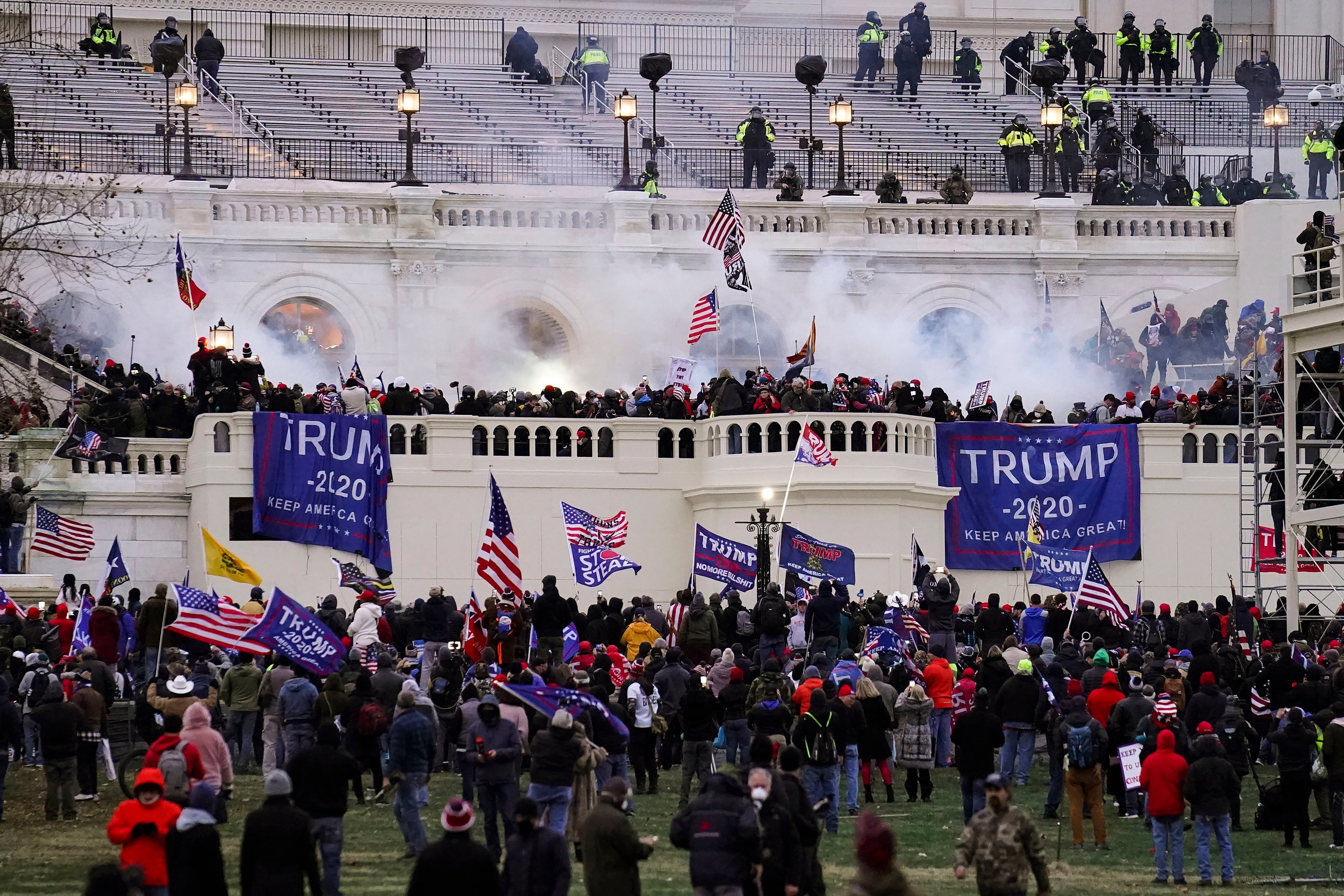 ARCHIVO - Manifestantes partidarios del entonces presidente Donald Trump irrumpen en el Capitolio de Estados Unidos el 6 de enero de 2021, en Washington. (AP Foto/John Minchillo, archivo)