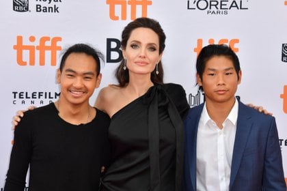 Angelina Jolie con sus hijos Maddox y Pax en 2017 (The Grosby Group)

