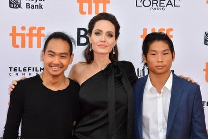 Angelina Jolie con sus hijos Maddox y Pax en 2017 (The Grosby Group)