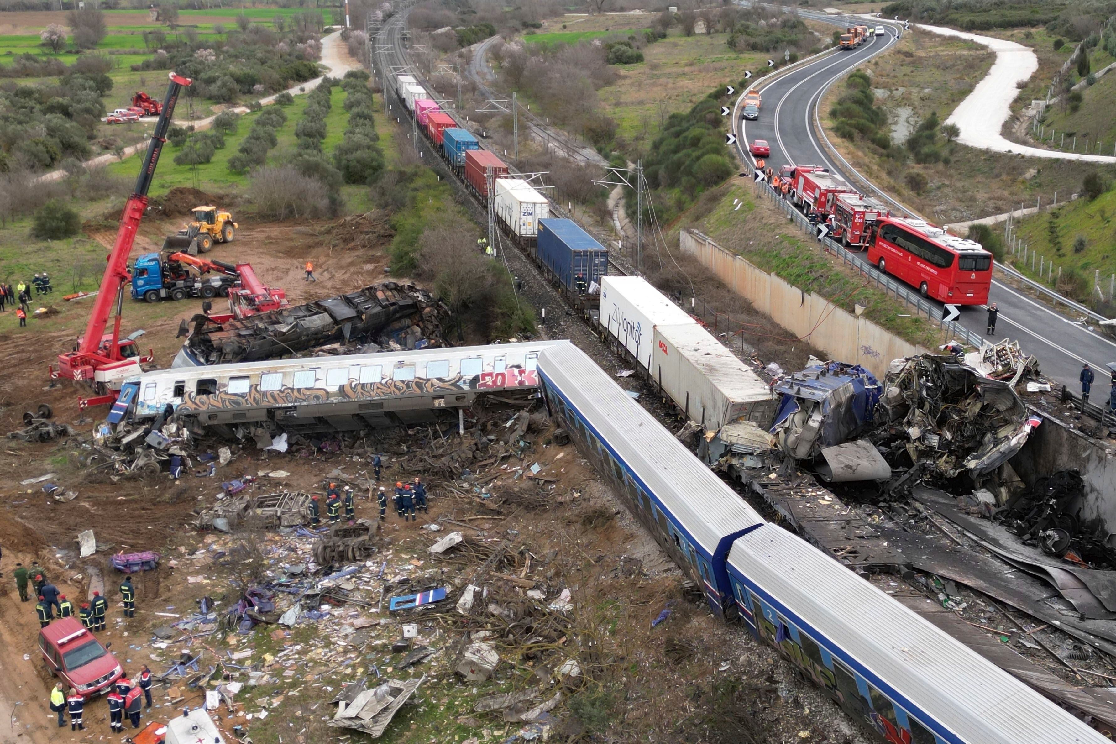 El Primer Ministro de Grecia señaló que el choque de trenes se debería a un “trágico error humano” (AP)